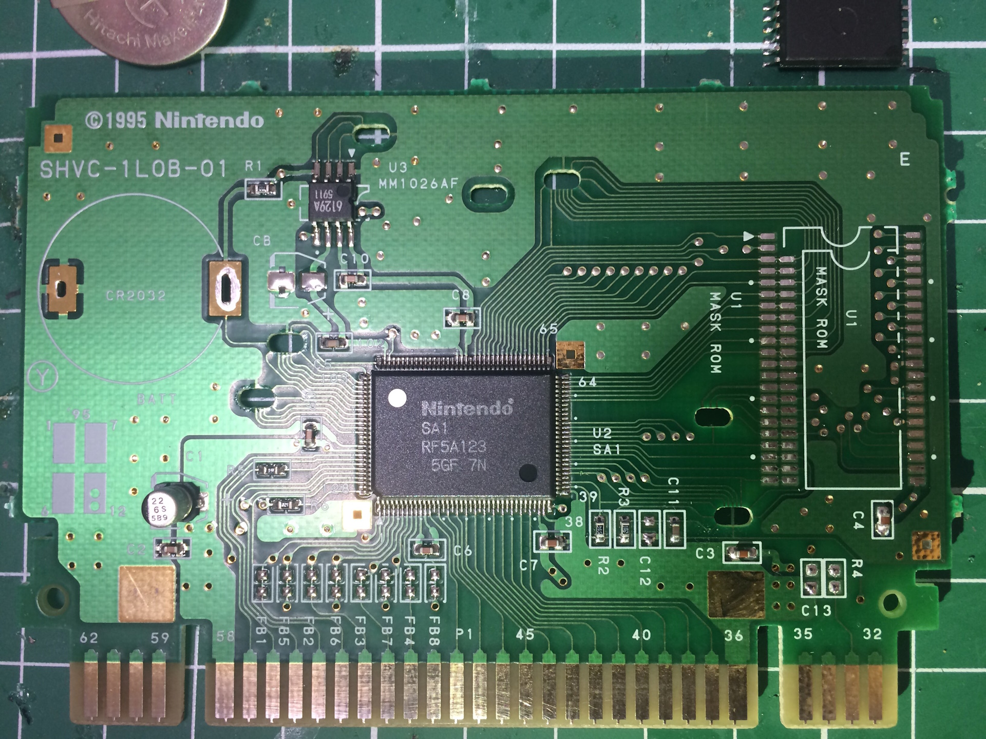 SHVC-1L0B-01基板全体（電池とマスクROM除去済）