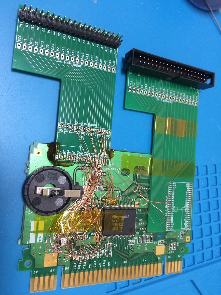 SA-1チップのBW-RAM関係ピンにジャンパー線を配線した様子